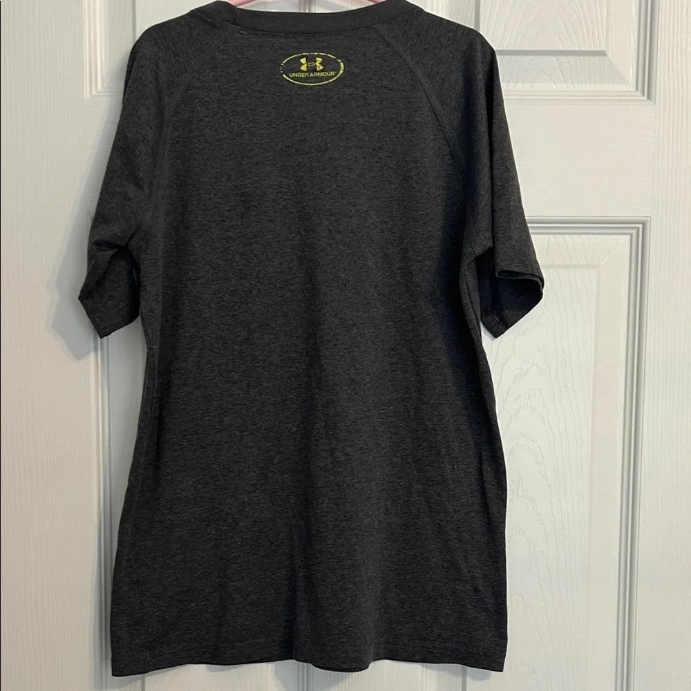 Boys Under Armour Gray HeatGear Shirt size Youth M